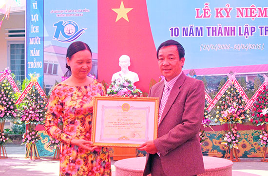 Bà Đàm Thị Kinh - GĐ Sở GD-ĐT trao bằng khen cho Trường PTDT nội trú Lâm Hà vì đã có thành tích xuất sắc trong Phong trào thi đua 