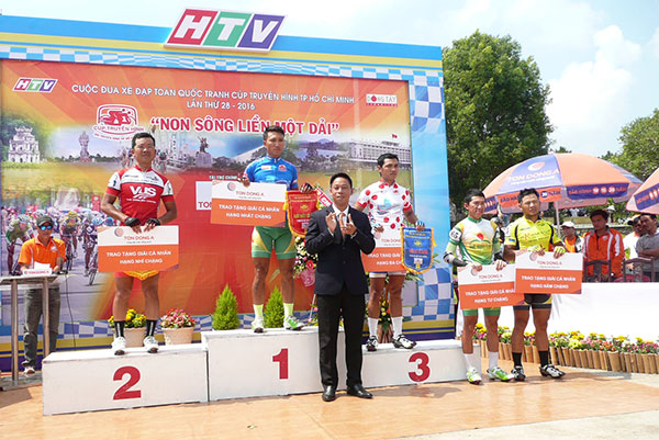Trao giải cho 5 vị trí dẫn đầu trong chặng 17 quanh hồ Xuân Hương, Đà Lạt 