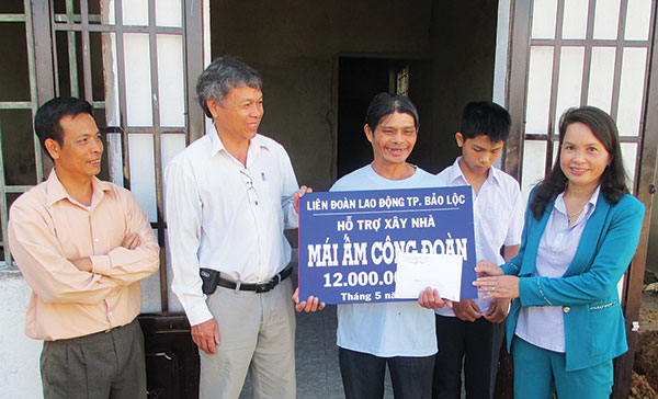 Lãnh đạo Liên đoàn Lao động thành phố Bảo Lộc trao tiền hỗ trợ xây dựng Mái ấm công đoàn cho người lao động