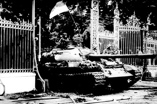 Xe tăng quân giải phóng tiến vào Dinh Độc Lập ngày 30/4/1975. Ảnh: TƯ LIỆU