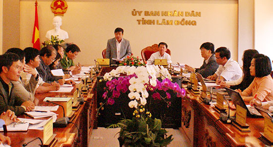Ông Đoàn Văn Việt - Chủ tịch UBND tỉnh Lâm Đồng báo cáo tham luận tại Hội nghị trực tuyến toàn quốc về ATTP