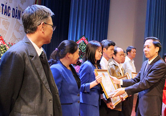 Đồng chí Trần Ngọc Liêm trao Bằng khen của UBND tỉnh cho các tập thể, cá nhân có đóng góp xuất sắc trong công tác dân tộc