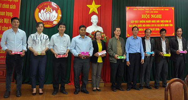 Ban Thường trực UBMTTQ tỉnh tặng quà ghi nhận sự đồng hành của những người được giới thiệu ứng cử đại biểu Quốc hội và HĐND 
