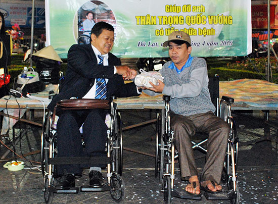 Ông Trần Mạnh Thu - Chủ tịch Hội NKT TP Đà Lạt trao số tiền quyên góp được cho anh Thân Trọng Quốc Vượng