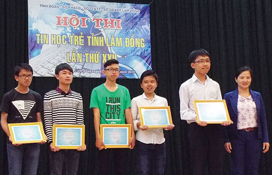 Chị Trần Thị Chúc Quỳnh trao giải nhất thi Lập trình trên phần cứng Arduino cho Nguyễn Công Minh - thí sinh nhỏ tuổi nhất bảng thi và các thí sinh khác