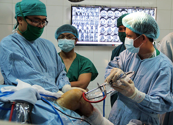 Nhờ các BS Bệnh viện Y Dược TP.HCM chuyển giao kỹ thuật phẫu thuật nội soi tái tạo dây chằng khớp gối cho các BS Khoa Ngoại BVĐK Lâm Đồng, đến nay, BVĐK tỉnh đã làm chủ được kỹ thuật này.