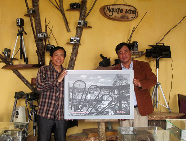 Ông Nguyễn Vũ Hoàng (phải) nhận ảnh kỷ niệm cho Không gian kỷ vật văn hóa Đà Lạt