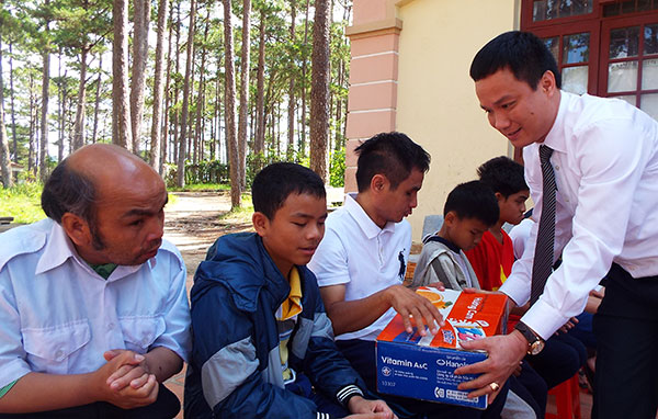 PGS.TS Triệu Thế Hùng thăm và tặng quà cho trẻ em khuyết Trường khiếm thính Lâm Đồng, Trường thiểu năng Hoa Phong Lan
