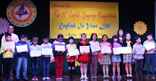Bà Thái Thị Tơ - Giám đốc Nhà thiếu nhi trao thưởng cho các thí sinh đạt giải