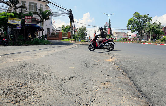 Công trình đường sau khi thi công để lại gờ cao tạo thành rãnh làm không ít người đi xe máy đã bị té ngã