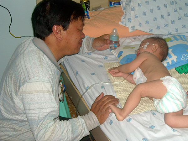 Ông Nguyễn Văn Lực thăm bệnh nhân nghèo sau khi được phẫu thuật tim