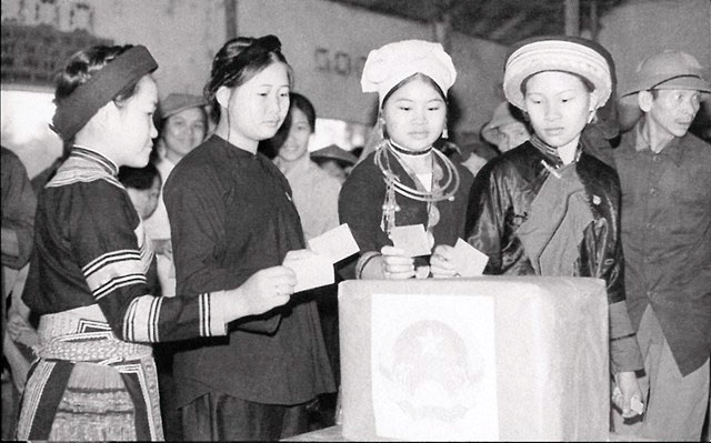 Đồng bào các dân tộc ở Việt Bắc làm nhiệm vụ cử tri trong cuộc bầu cử Quốc hội khóa V, tháng 4/1975. Ảnh: Tư liệu