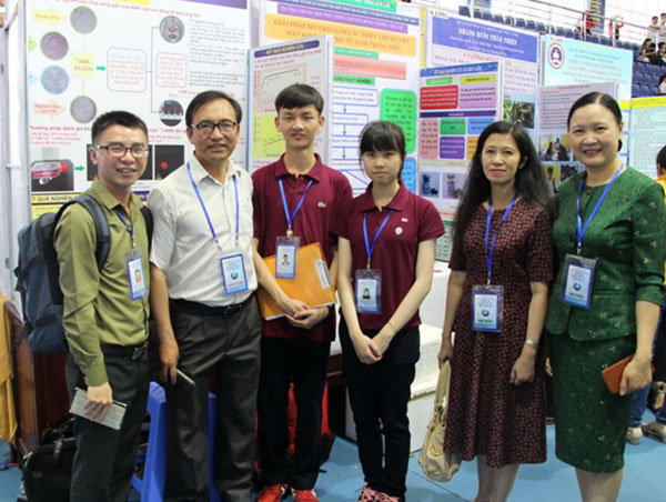 Thầy cô và học sinh Lâm Đồng trong cuộc thi Khoa học kỹ thuật quốc gia lần thứ 5 