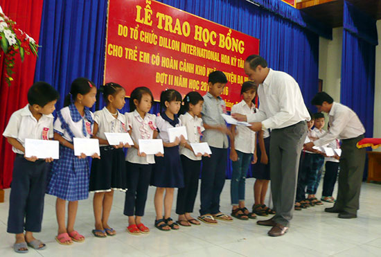 Đại điện lãnh đạo Sở LĐ TB- XH Lâm Đồng và UBND huyện Đạ Huoai trao học bổng 