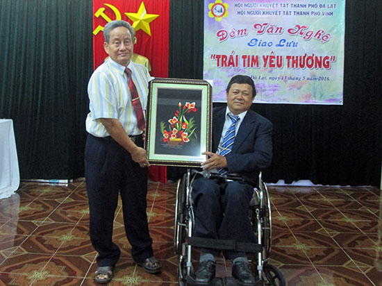 Ông Trần Mạnh Thu - CT Hội NKT TP Đà Lạt (bên phải) nhận quà lưu niệm từ Hội NKT TP Vinh
