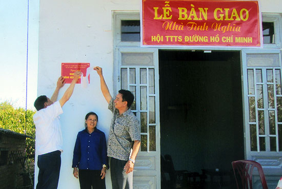 Bàn giao nhà “Nghĩa tình đồng đội” cho cựu TNXP Phạm Thị Hoài ở xã Tam Bố, huyện Di Linh