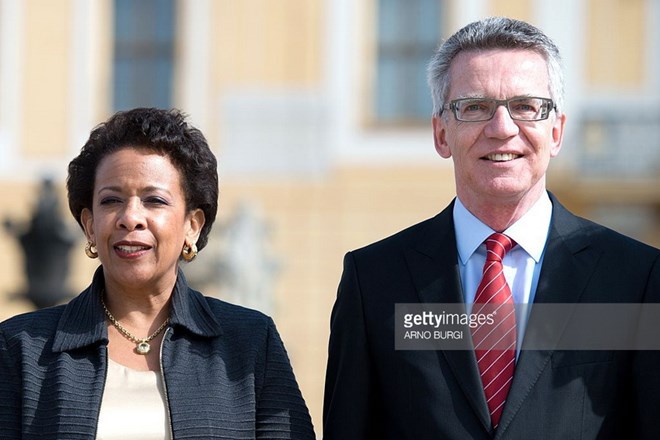 Bộ trưởng Nội vụ Đức Thomas de Maiziere cùng người đồng cấp nước chủ nhà Loretta Lynch. (Nguồn: gettyimages.com)