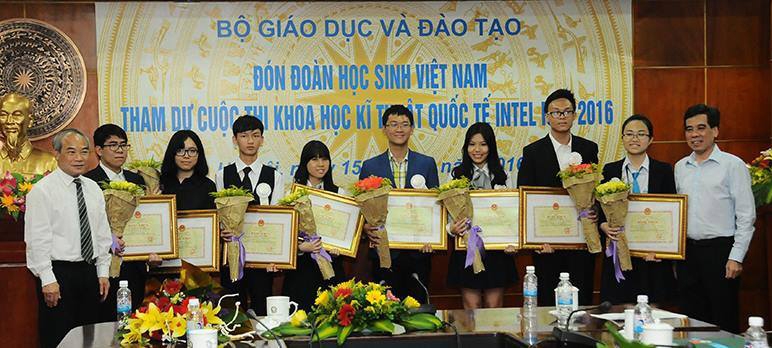 Đức Chính và Minh Châu (thứ 4, 5 từ trái sang) cùng đoàn học sinh Việt Nam nhận Bằng khen của Bộ GD&ĐT trong ngày trở về