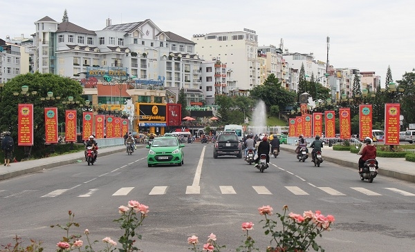 Đường phố Đà Lạt rực rỡ cờ hoa, biểu ngữ chào mừng ngày bầu cử
