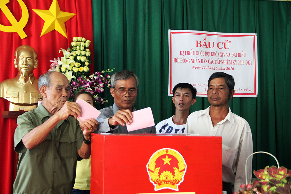 Cử tri đồng bào DTTS xã Phước Lộc (huyện Đạ Huoai) lựa chọn những người có tài, có đức để bầu vào đại biểu Quốc hội khóa XIV và đại biểu HĐND các cấp nhiệm kỳ 2016 - 202