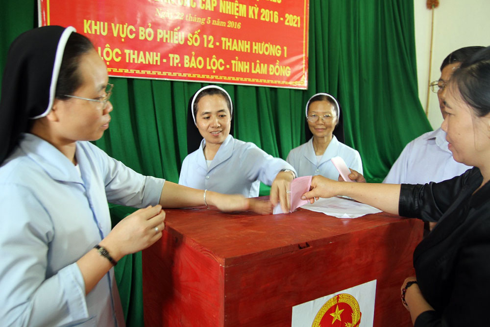 Giáo dân và các nữ tu bỏ phiếu tại khu vực bỏ phiếu số 12 (thôn Thanh Hương 1, xã Lộc Thanh)