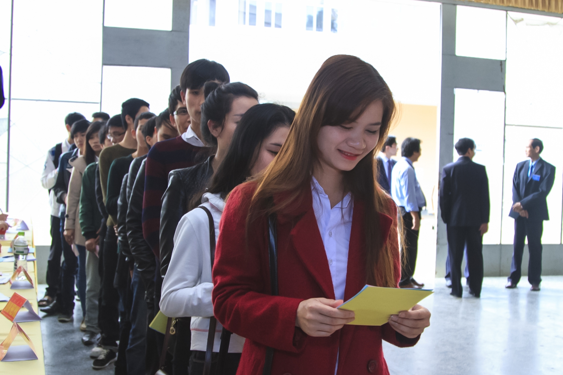 Niềm vui của các bạn sinh viên Trường Đại học Đà Lạt lần đầu tiên cầm lá phiếu đi bầu cử