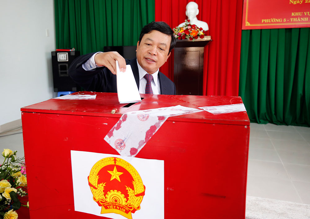 Đồng chí Đoàn Văn Việt - Bí thư Tỉnh ủy, Chủ tịch UBND tỉnh Lâm Đồng, ứng cử viên Đại biểu Quốc khoá 14 nhiệm kỳ 2016 – 2021 và là cử tri cư trú tại tổ bầu cử số 36 - tổ dân phố Vườn Ươm (P5, TP Đà Lạt),  đã nhận phiếu bầu và bỏ lá phiếu thực hiện quyền công dân của mình.