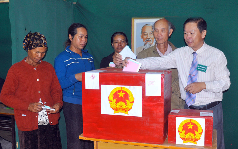 Cử tri ở Khu vực bỏ phiếu số 141 (Tổ dân phố thôn Di Linh Thượng 1 và 2, thị trấn Di Linh) hăng hái bầu cử