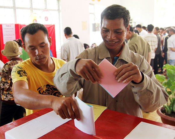 Cử tri là đồng bào dân tộc thiểu số thôn Đạ Nghịch (xã Lộc Châu) bỏ phiếu bầu tại khu vực bỏ phiếu số 68.