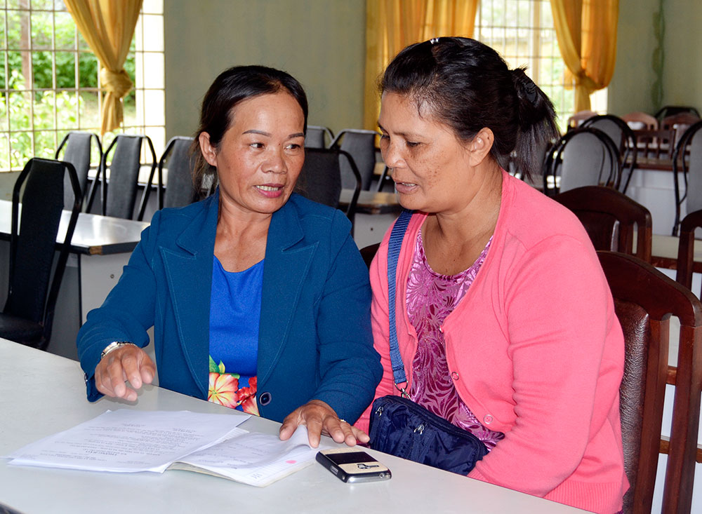 Chị Ri (bên trái) trao đổi vấn đề sử dụng vốn với hội viên phụ nữ