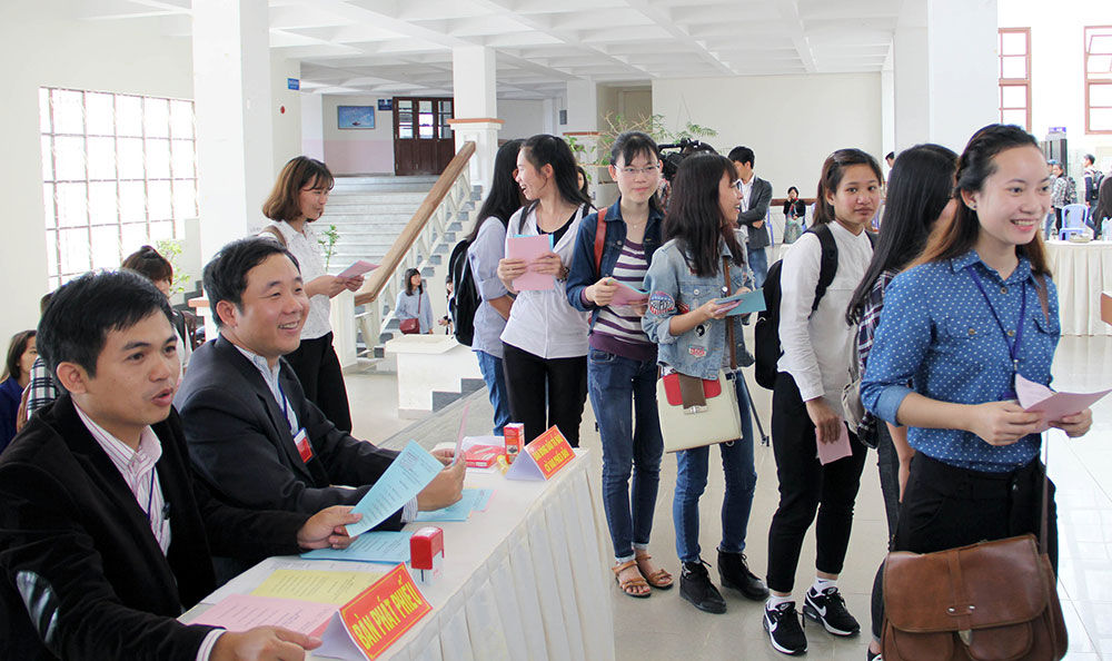 Sinh viên Trường Đại học Đà Lạt nô nức tham gia bỏ phiếu - Ảnh: DUY DANH