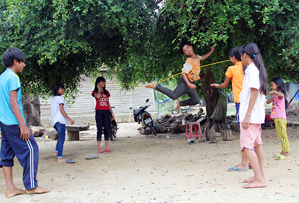 Nhảy dây là trò chơi được trẻ em nông thôn chọn để vui chơi trong ngày hè