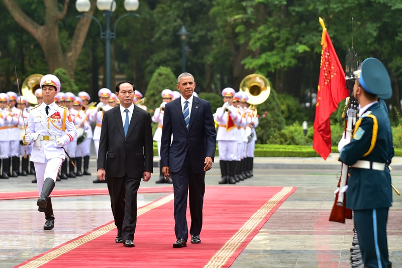 Chủ tịch nước Trần Đại Quang và Tổng thống Barack Obama duyệt đội danh dự Quân đội nhân dân Việt Nam - Ảnh: VGP/Nhật Bắc