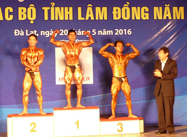 Trao HC cho các VĐV tại giải TDTH và nữ Fitness các CLB toàn tỉnh Lâm Đồng trong tháng 5/2016 vừa qua