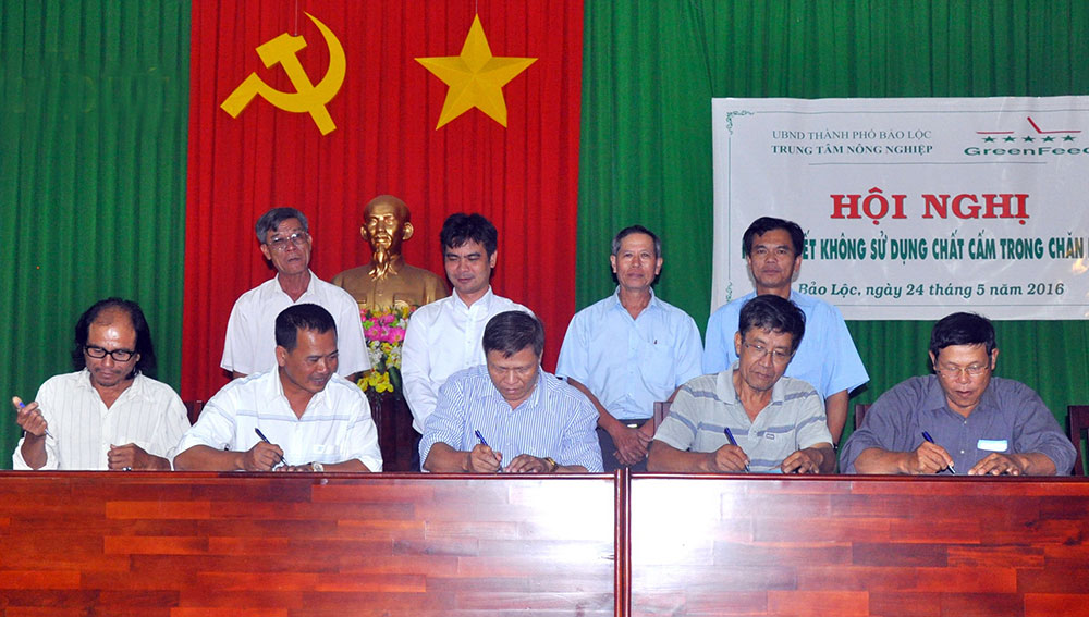 Chủ các trang trại nuôi heo tại thành phố Bảo Lộc ký cam kết không sử dụng chất cấm trong chăn nuôi