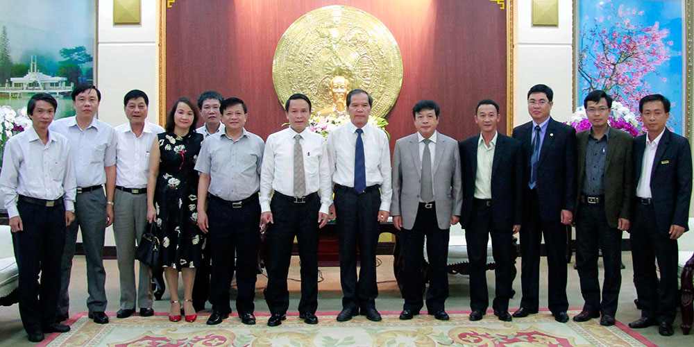 Lãnh đạo Tỉnh ủy, UBND tỉnh Lâm Đồng cùng đoàn công tác của TTXVN. Ảnh: Đặng Tuấn