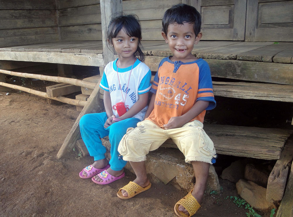 Hai em bé K’Ho ở Đồng Nai Thượng