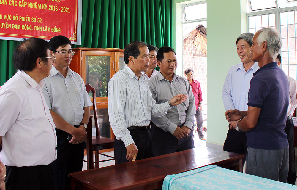  Bí thư Tỉnh ủy Nguyễn Xuân Tiến (thứ ba, trái qua) kiểm tra công tác chuẩn bị bầu cử tại khu vực bỏ phiếu số 52, xã Đạ Long (Đam Rông)
