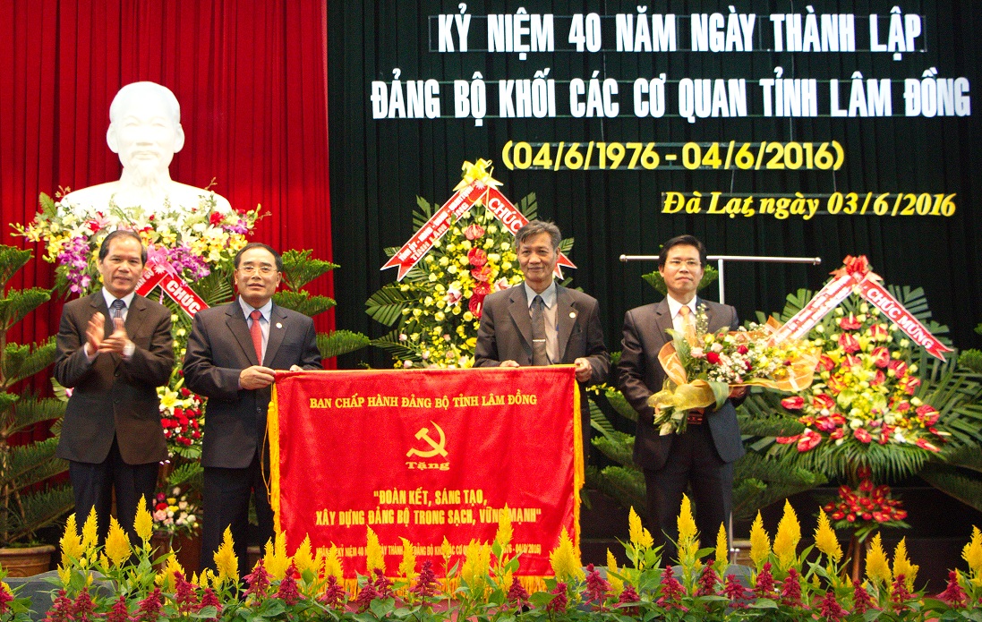 Bí thư Tỉnh ủy Nguyễn Xuân Tiến tặng bức trướng cho Đảng bộ Khối CCQ tỉnh Lâm Đồng