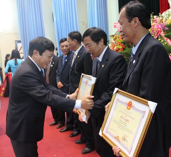 Đồng chí Đoàn Văn Việt trao bằng khen cho các tập thể xuất sắc