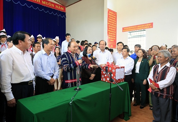 Thủ tướng nói chuyện với người dân xã N’ Thôn Hạ