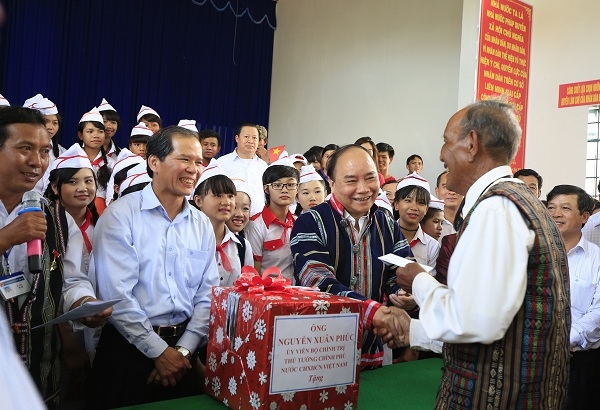 Thủ tướng tặng quà cho người dân xã N’ Thôn Hạ