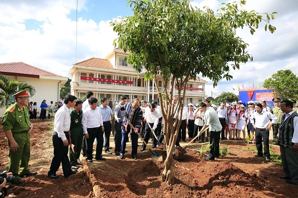 Thủ tướng và lãnh đạo tỉnh Lâm Đồng trồng cây lưu niệm tại xã N’ Thôn Hạ