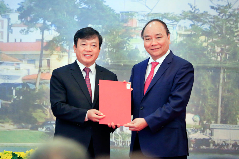 Thủ tướng Chính phủ Nguyễn Xuân Phúc trao Quyết định một số cơ chế, chính sách đặc thù phát triển Đà Lạt cho Chủ tịch UBND tỉnh Đoàn Văn Việt