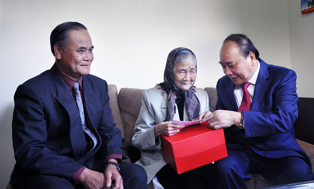 Thủ tướng Nguyễn Xuân Phúc tặng quà Mẹ Việt Nam Anh hùng Phạm Thị Tiệu. Ảnh: Võ Trang
