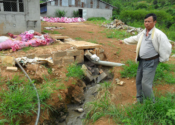 Ông Lê Xuân Cường đang phản ánh về tình trạng ô nhiễm môi trường của trang trại heo