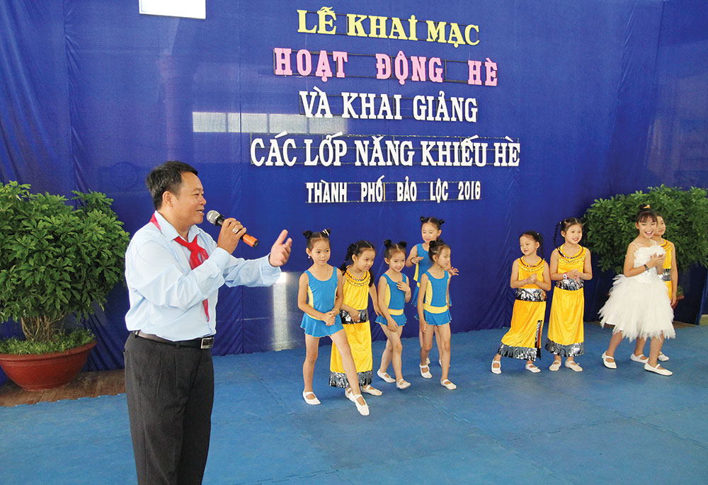 Anh Nguyễn Trọng Cường tổ chức trò chơi cho thiếu nhi tại buổi khai mạc hoạt động hè của thành phố Bảo Lộc  