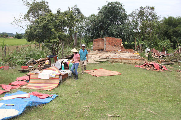 Nhà của người dân ở xã Quốc Oai (huyện Đạ Tẻh) bị lốc xoáy đánh sập