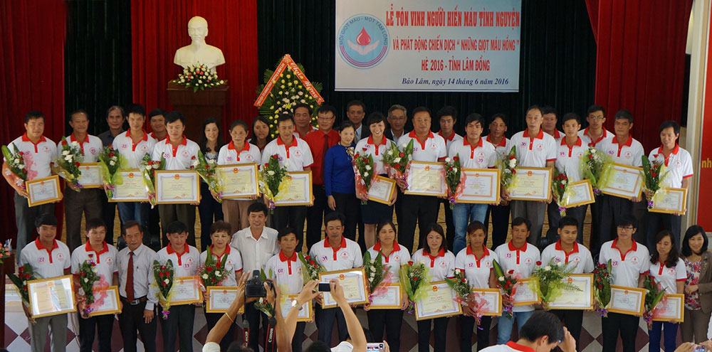 8 tập thể và 40 cá nhân đã được Trung ương Hội Chữ thập đỏ Việt Nam và UBND tỉnh Lâm Đồng tôn vinh trong dịp này (trong ảnh: Các cá nhân được tôn vinh)