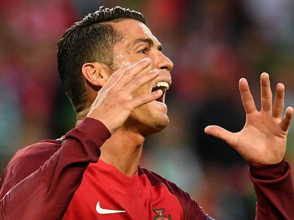 Cristiano Ronaldo cay cú sau khi "bất lực" trước Iceland